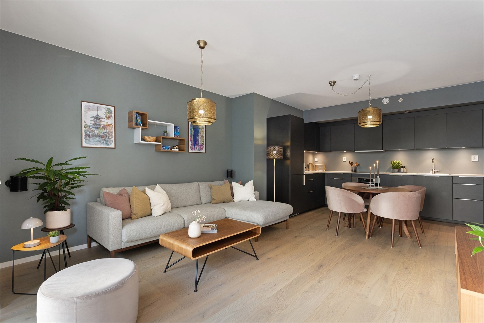 Stuen ligger i en åpen løsning med kjøkkenet, og kan enkelt innredes etter eget ønske. Galleribilde