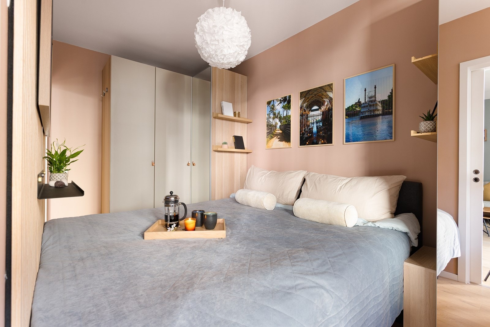 Soverommet er svært arealeffektivt, og har garderobeskap på hver sin side av sengen. Galleribilde