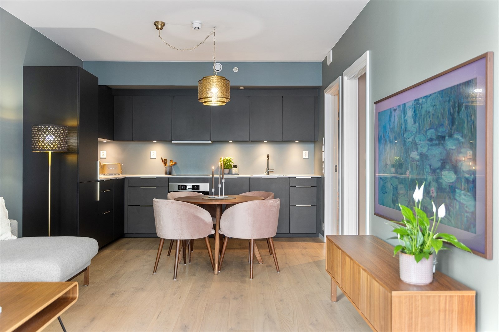 Kjøkkenet er i eksklusivt design og solide materialer fra Mobalpa. Kjøkkenet ble utbygd som tilvalg. Galleribilde