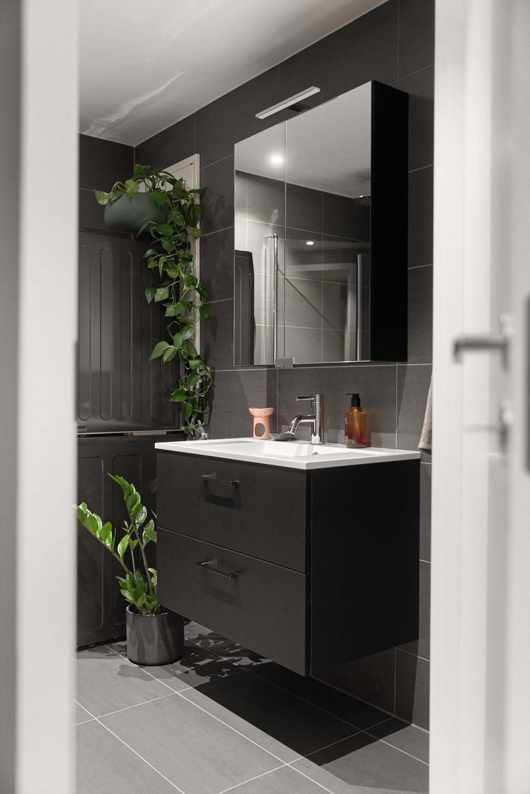 Det er regnfallsdusj, behagelig gulvvarme og opplegg for vaskemaskin. Galleribilde