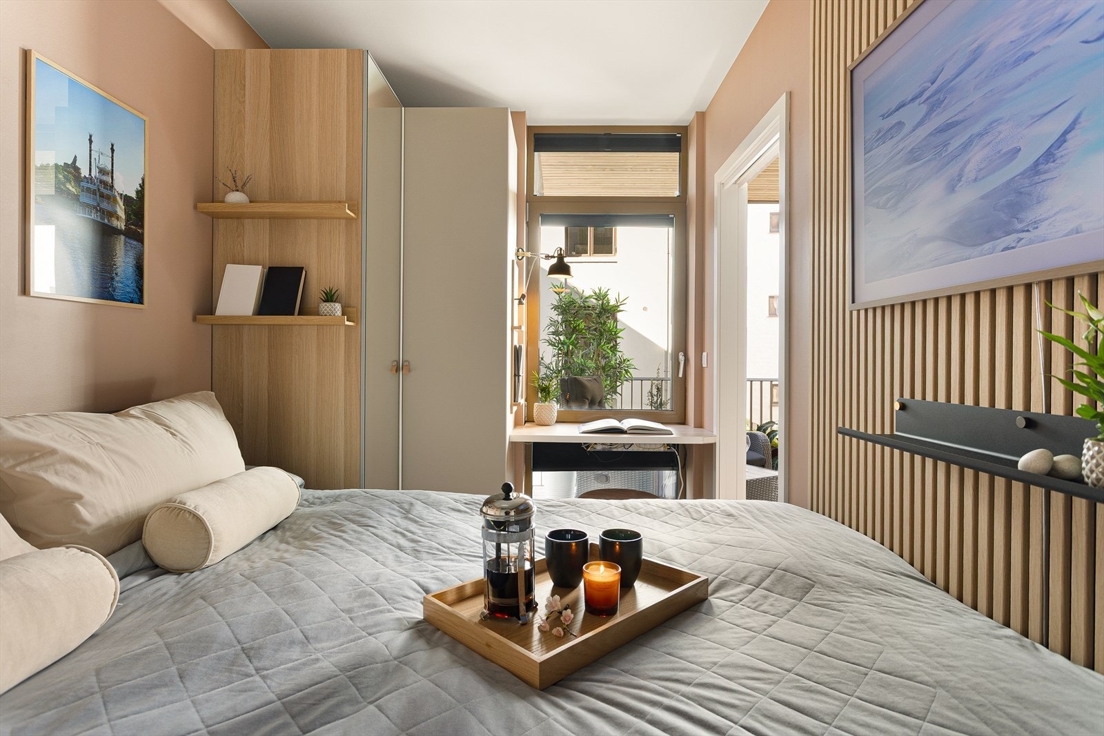 Smart kontorløsning ved vinduet. Perfekt for hjemmekontor. Galleribilde