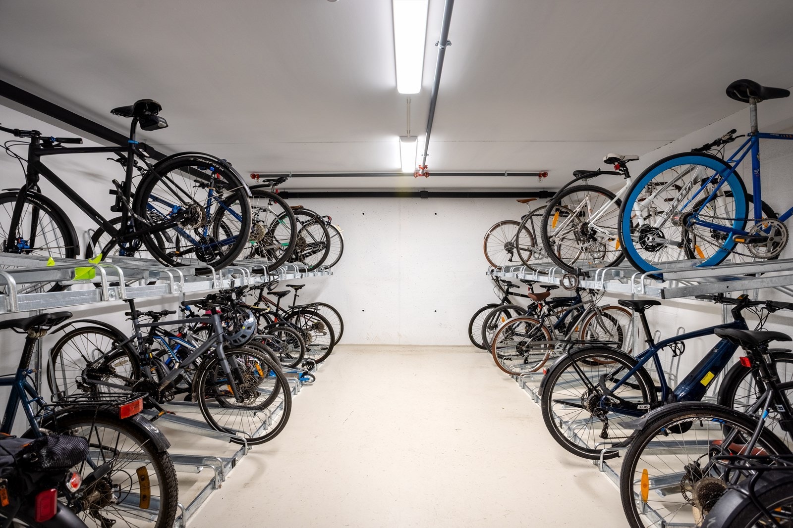 Det er felles sykkelbod i kjelleretasjen. Galleribilde