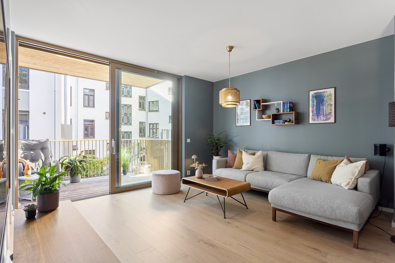 Stuen er leilighetens hjerte og sosiale rom, og har utgang til en flott balkong som blir en forlengelse av rommet på sommerhalvåret. Galleribilde