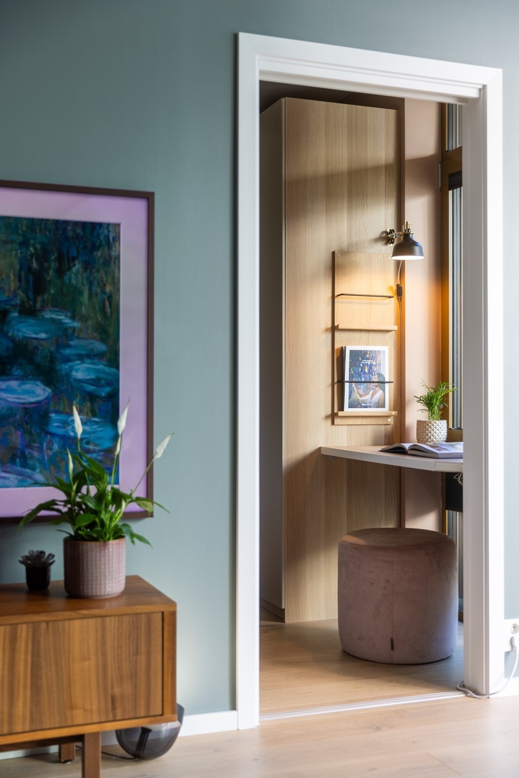 Det er to skyvedører inn mot soverommet. Galleribilde