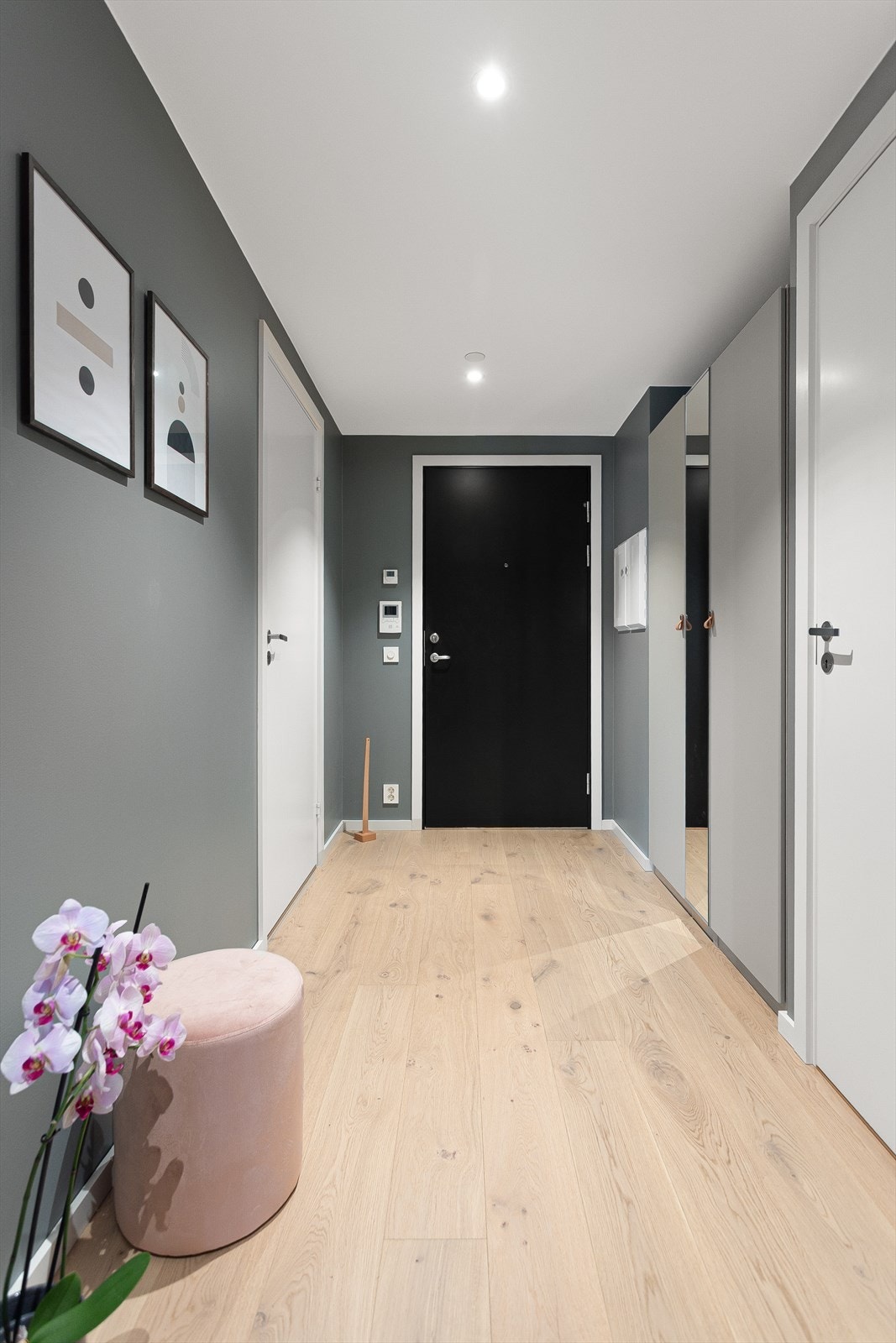 Innbydende entré med stort garderobeskap. Galleribilde