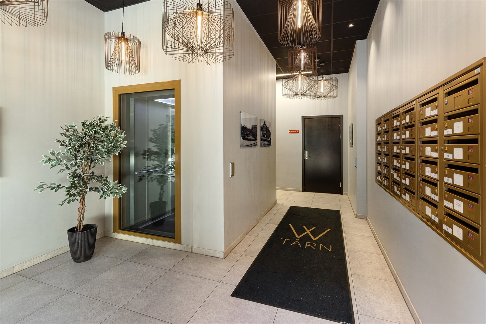 Sameiets felles inngang og trappeoppganger er meget representativ med lekre og eksklusive materialvalg. Galleribilde