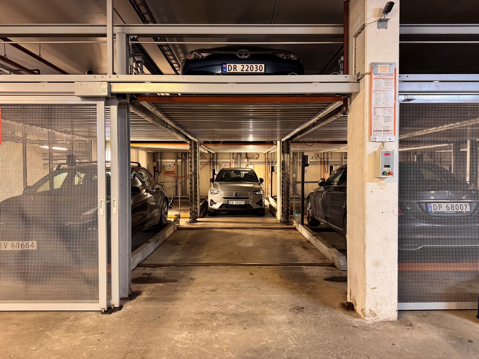 Kjøper gis opsjon på kjøp av garasjeplass i nabobygget. Garasjen ligger i et oppvarmet anlegg og har el-lader installert. Galleribilde