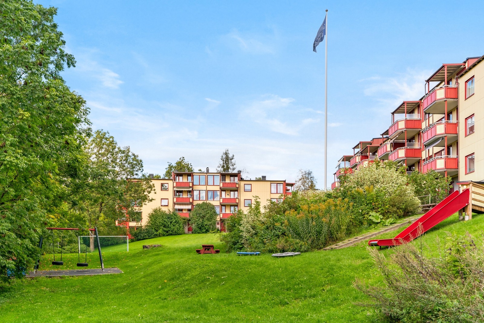 Sameiets fellesareal er pent opparbeidet med sittegrupper, sklie m.m Galleribilde