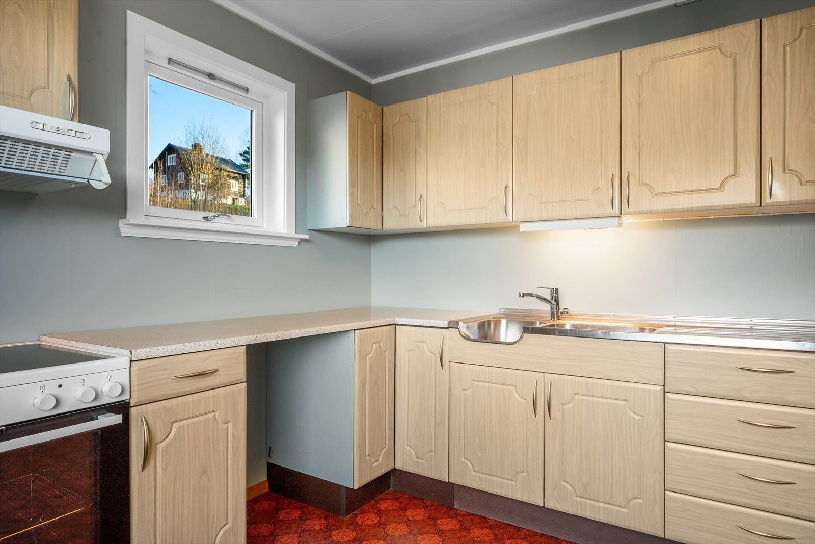 Det er godt med oppbevarings- og benkeplass, og plass til frittstående hvitevarer. Galleribilde