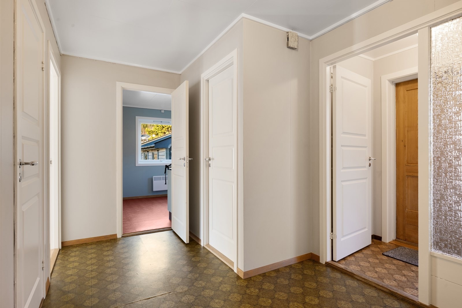 Fra entré/gang er det dør inn til kjøkken og stue, samt soverom, bad og vaskerom. Galleribilde