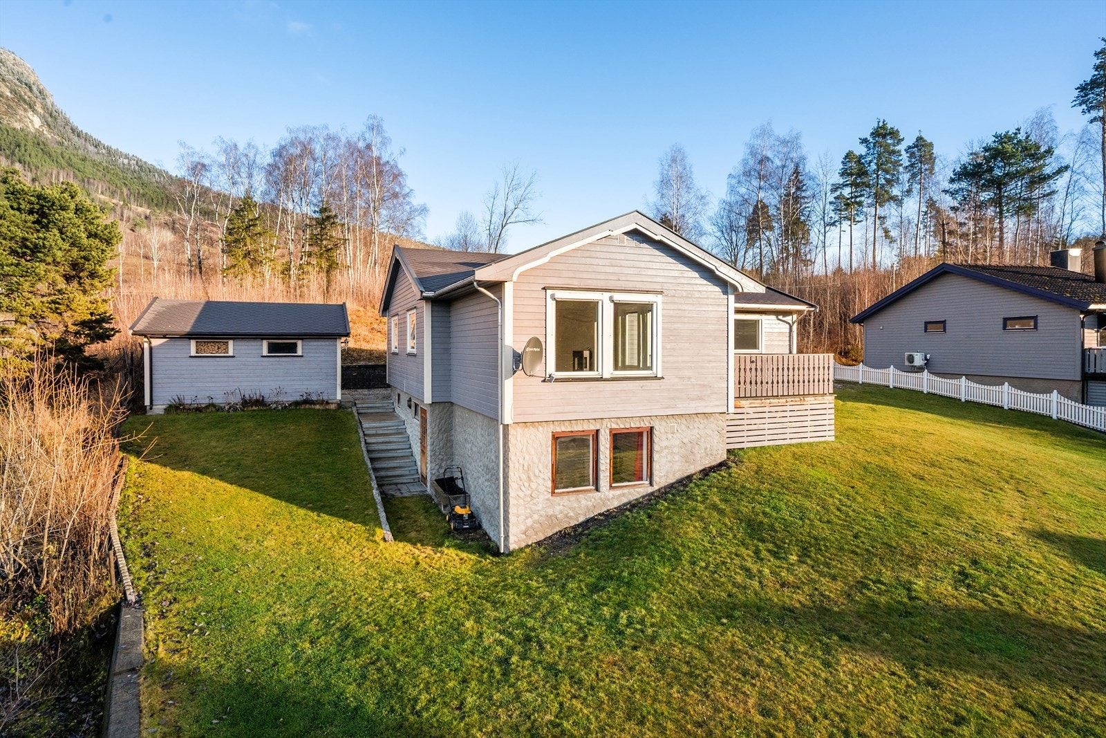 Stuguvollvegen 7 ligger i et rolig og veletablert område på Harpefoss. Galleribilde