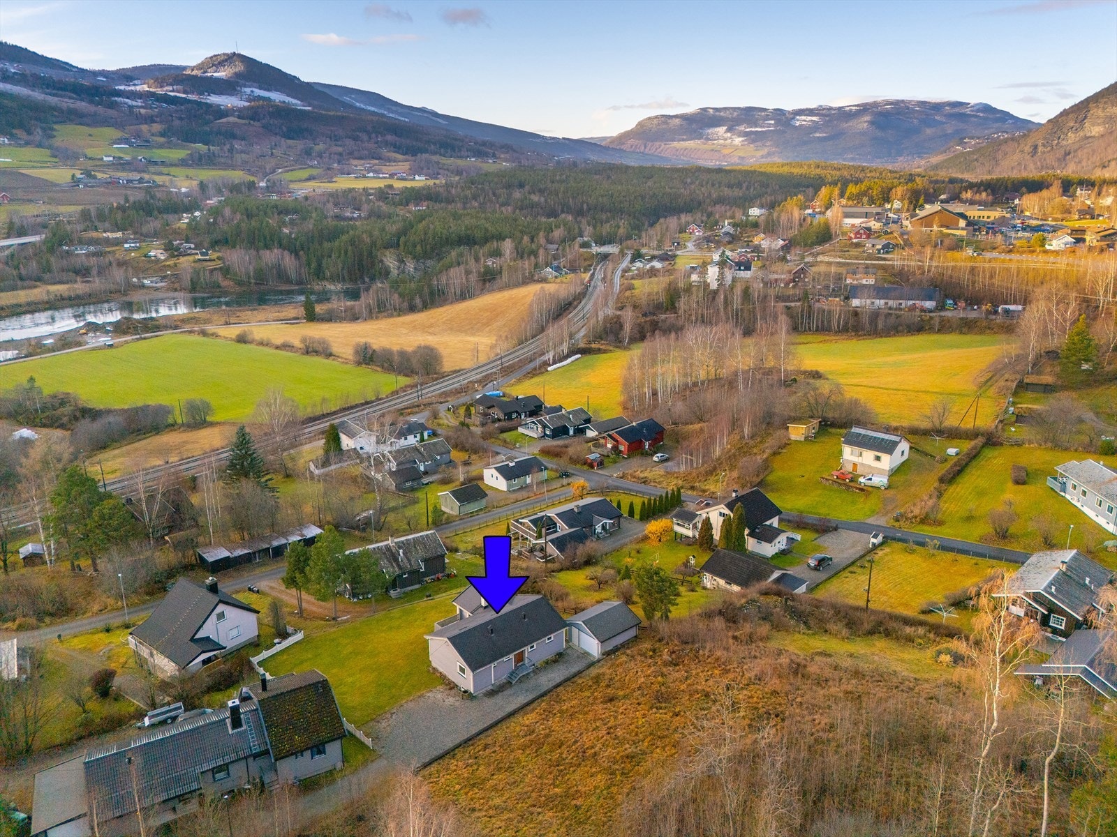 Fra eiendommen er det ca 5-10 minutters kjøring til dagligvare, barnehage og grunnskole. Galleribilde