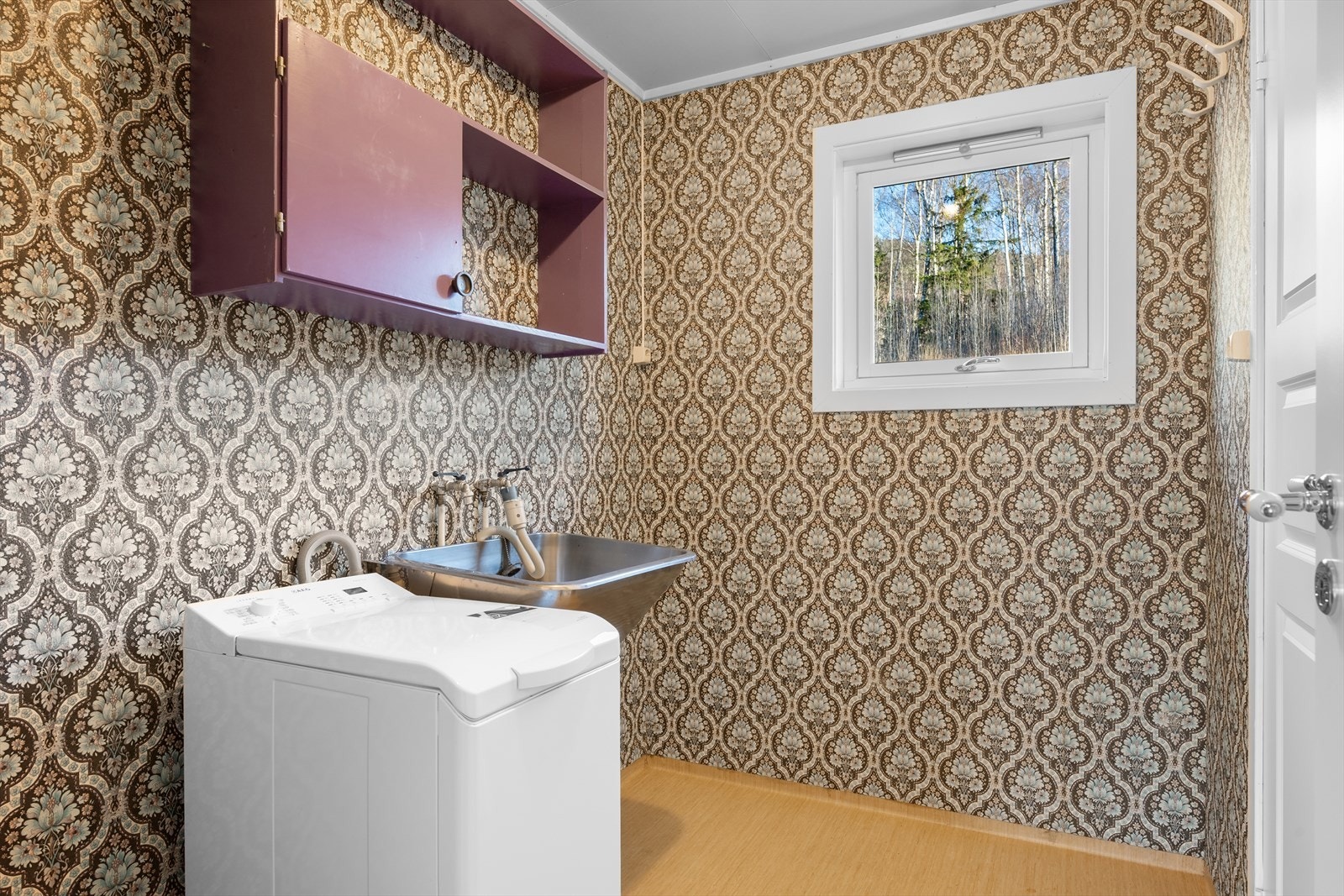 I tillegg har boligen et separat vaskerom med praktisk adkomst fra gangen. Oppgradering må påregnes. Galleribilde