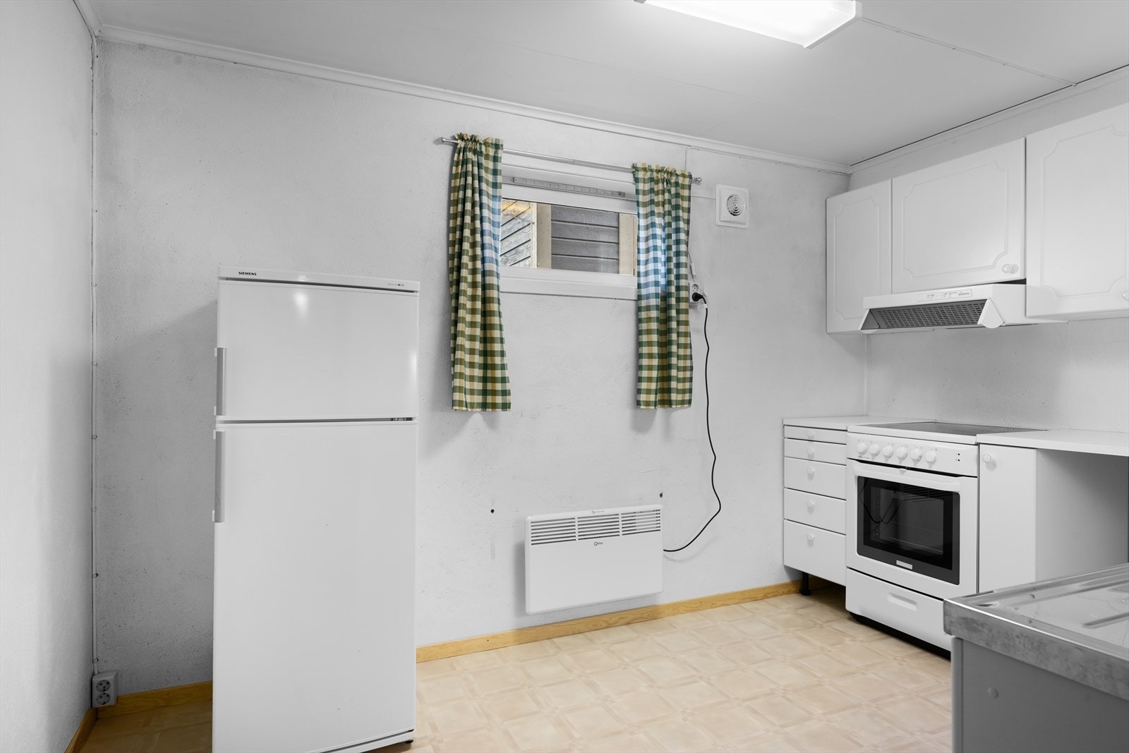 Klassisk innredning m/laminert benkeplate og plass til frittstående hvitevarer. Rommet har murvegger og gulv med belegg. Galleribilde