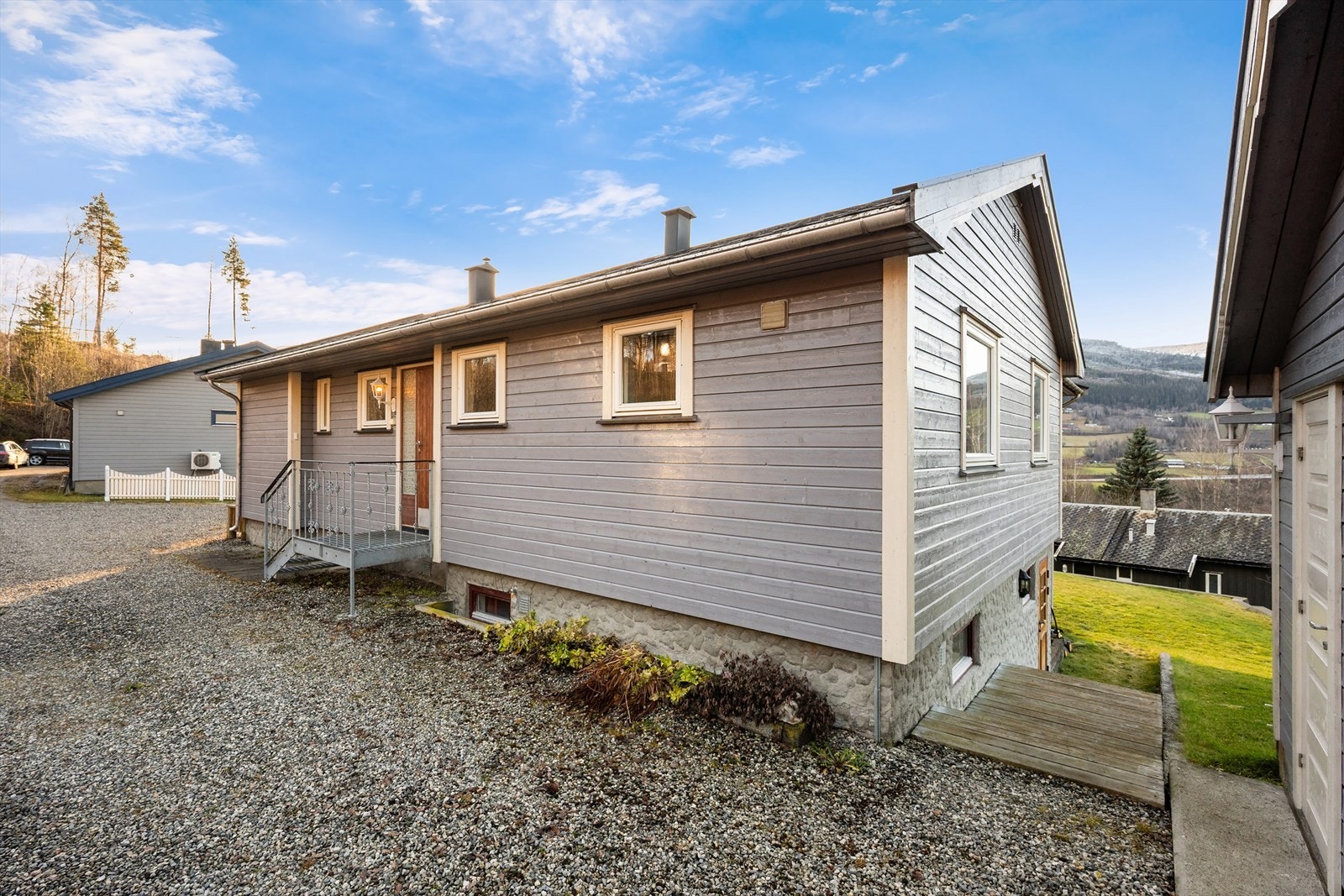 På siden av boligen er det trapp ned til underetasjen. Galleribilde