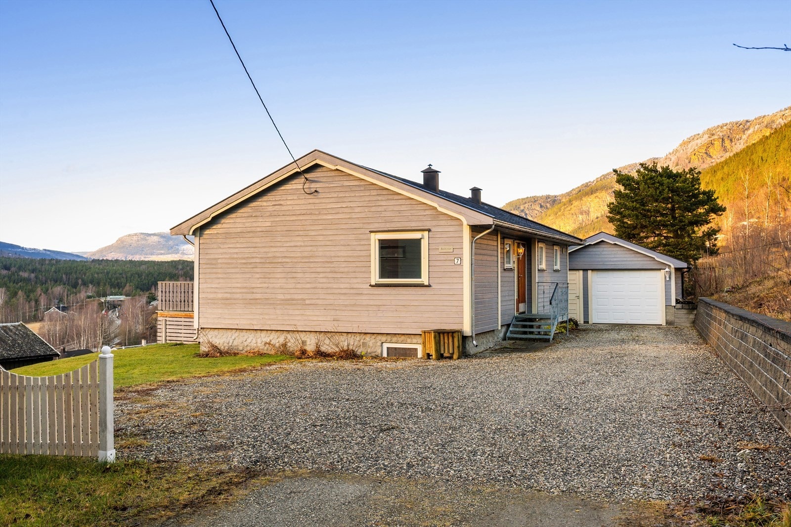 Eiendommen har flat innkjøring. Galleribilde