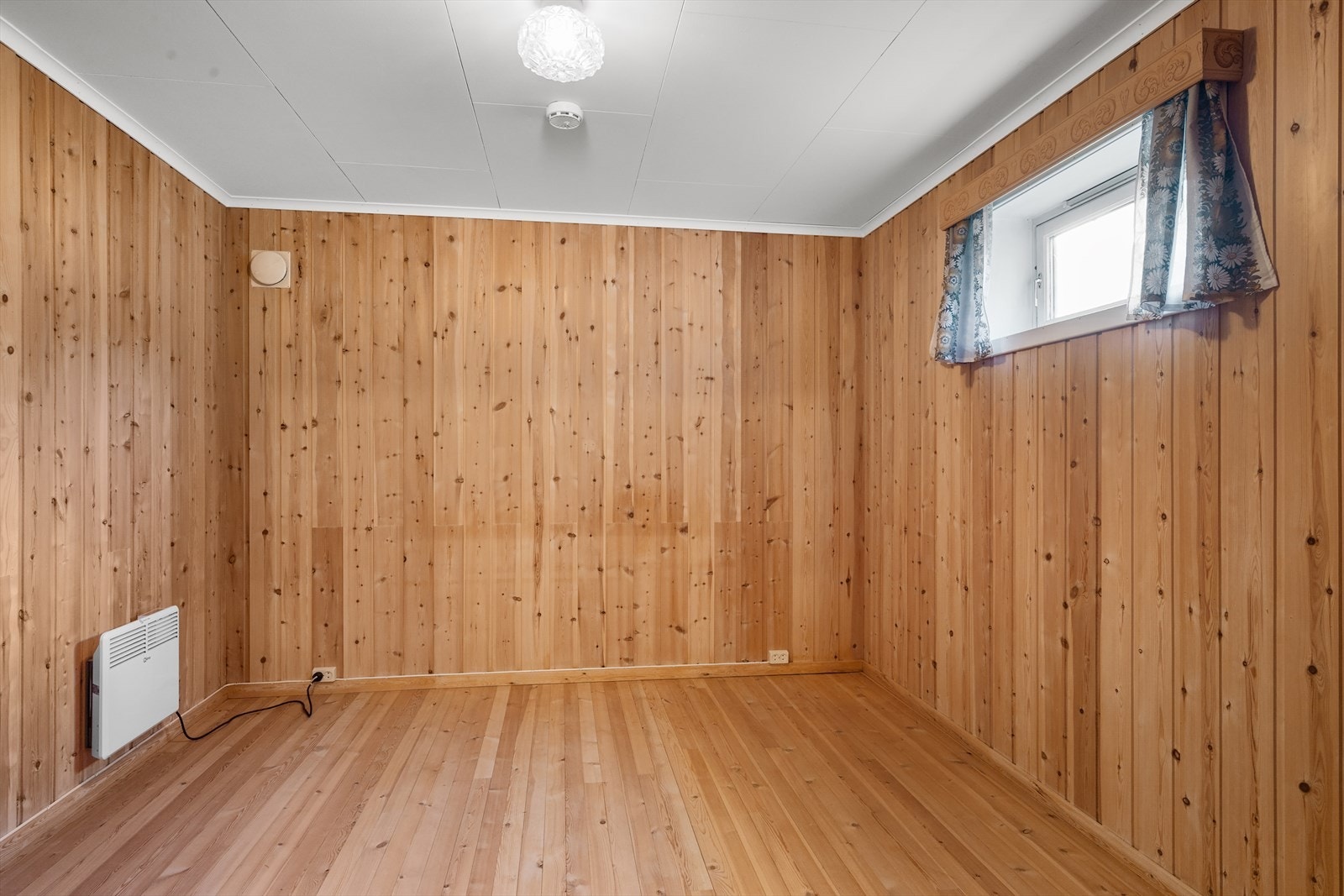 Disponibelt rom med panelte overflater. Galleribilde