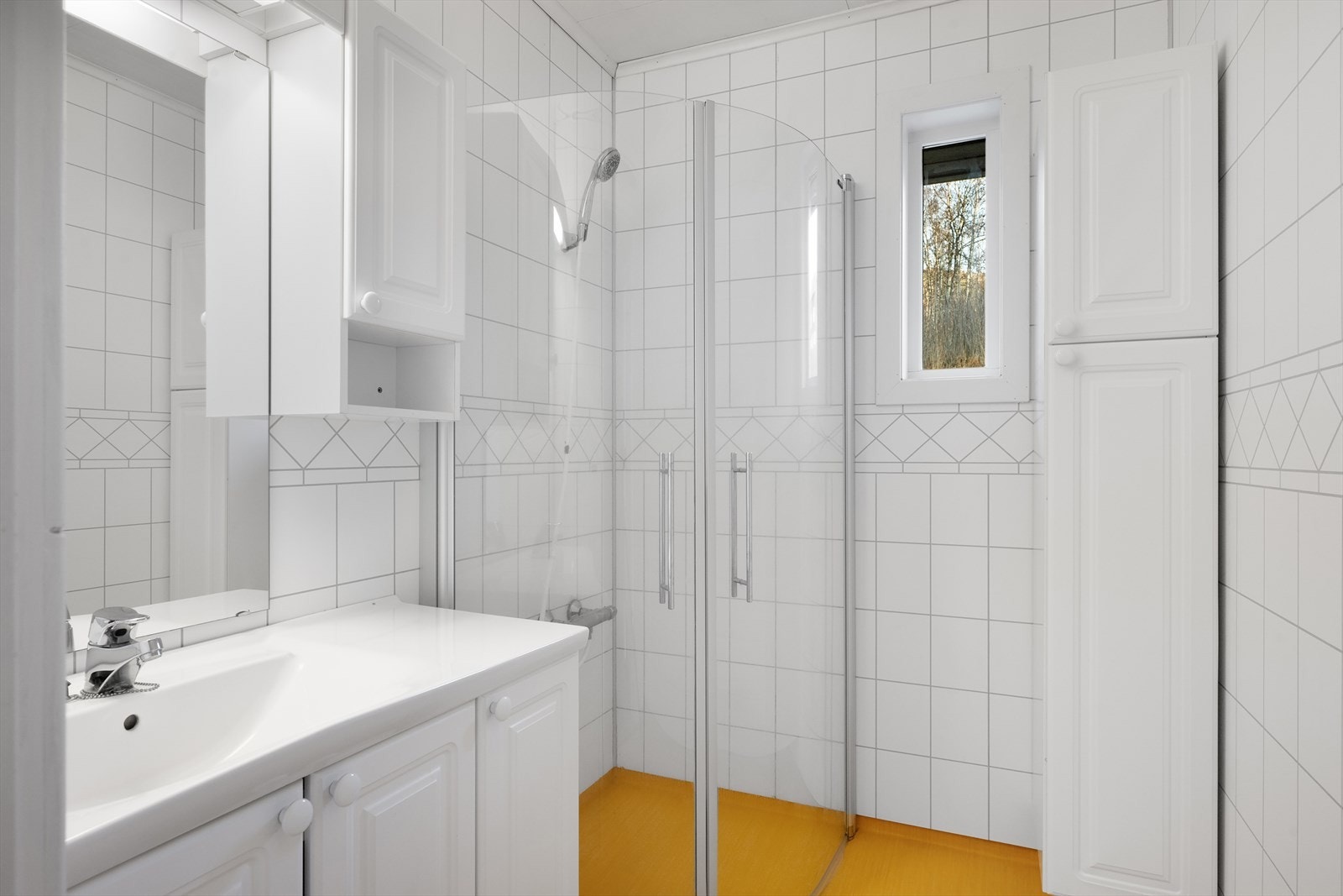 Badet har plater på vegg og belegg på gulv. Galleribilde