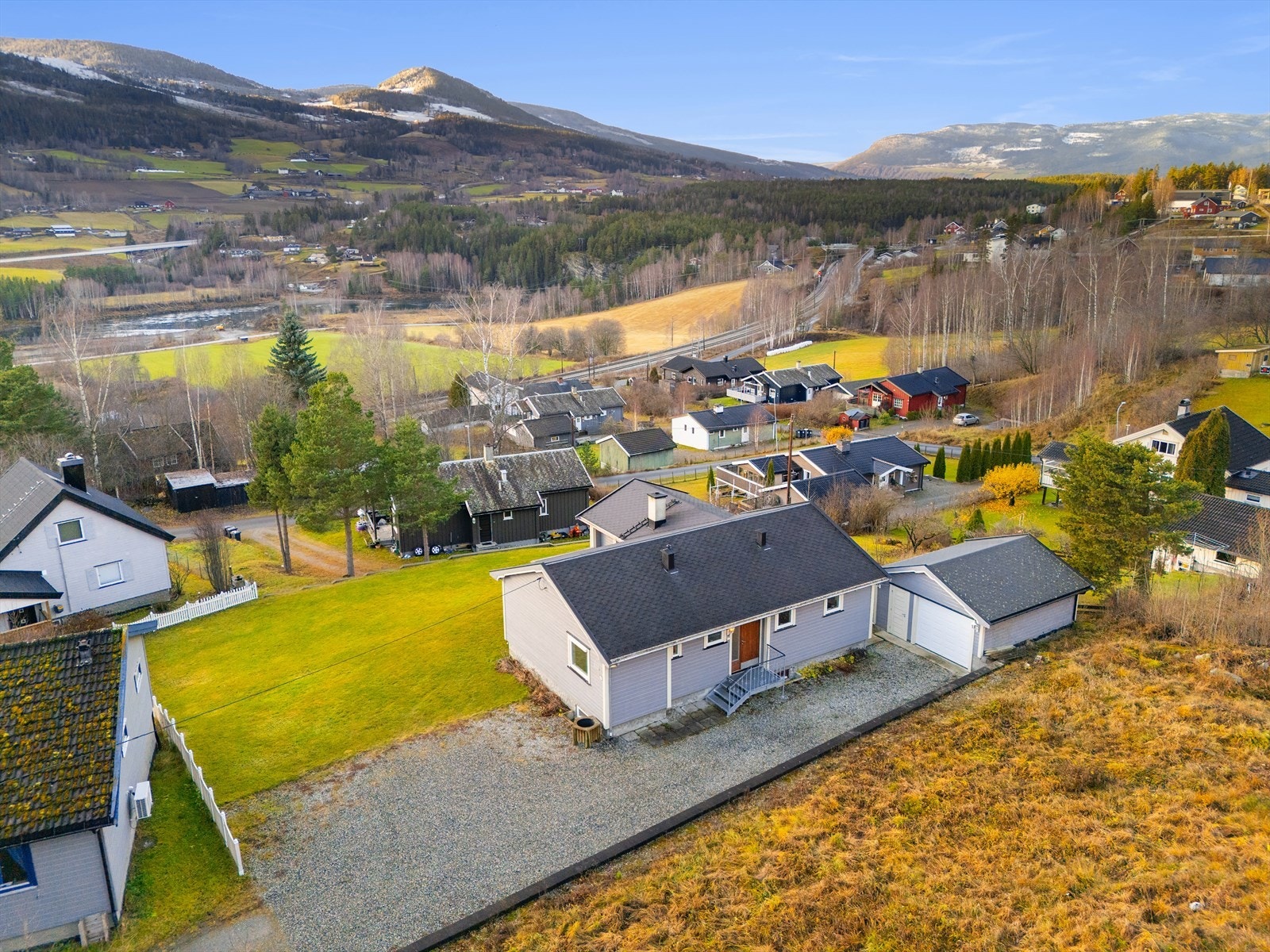 Boligen fra 1979 går over et plan og kjeller. Galleribilde