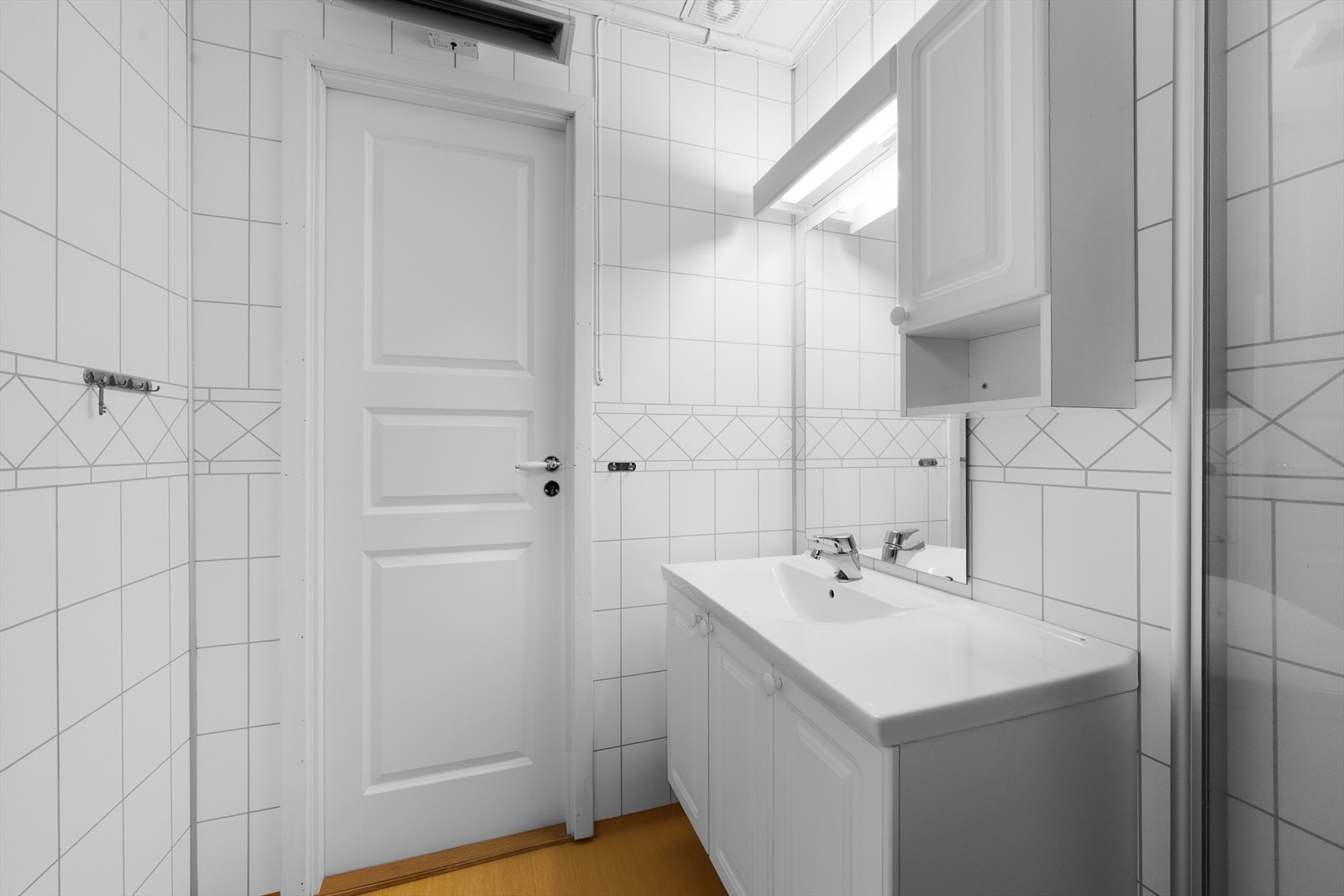 Badet varmes opp med stråleovn. Galleribilde