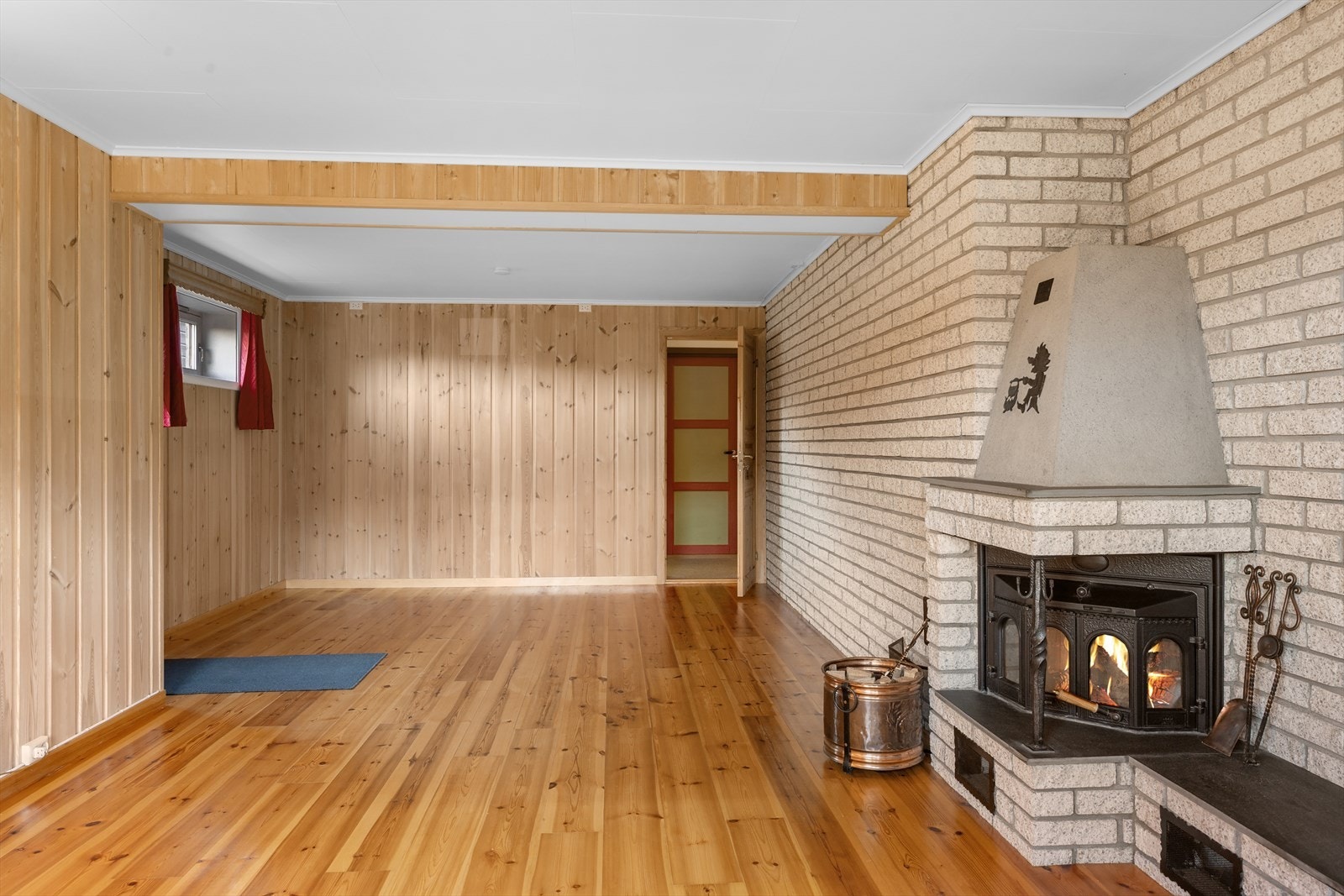 Med panelte overflater fremstår kjellerstua lun og trivelig. Galleribilde