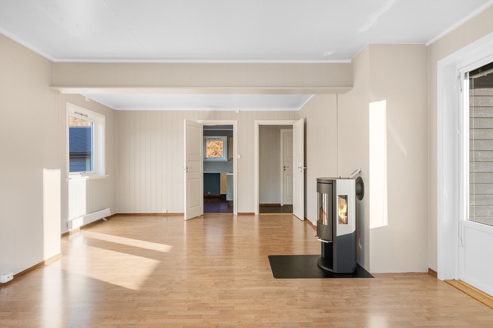 I andre enden av stua ligger kjøkkenet. Galleribilde