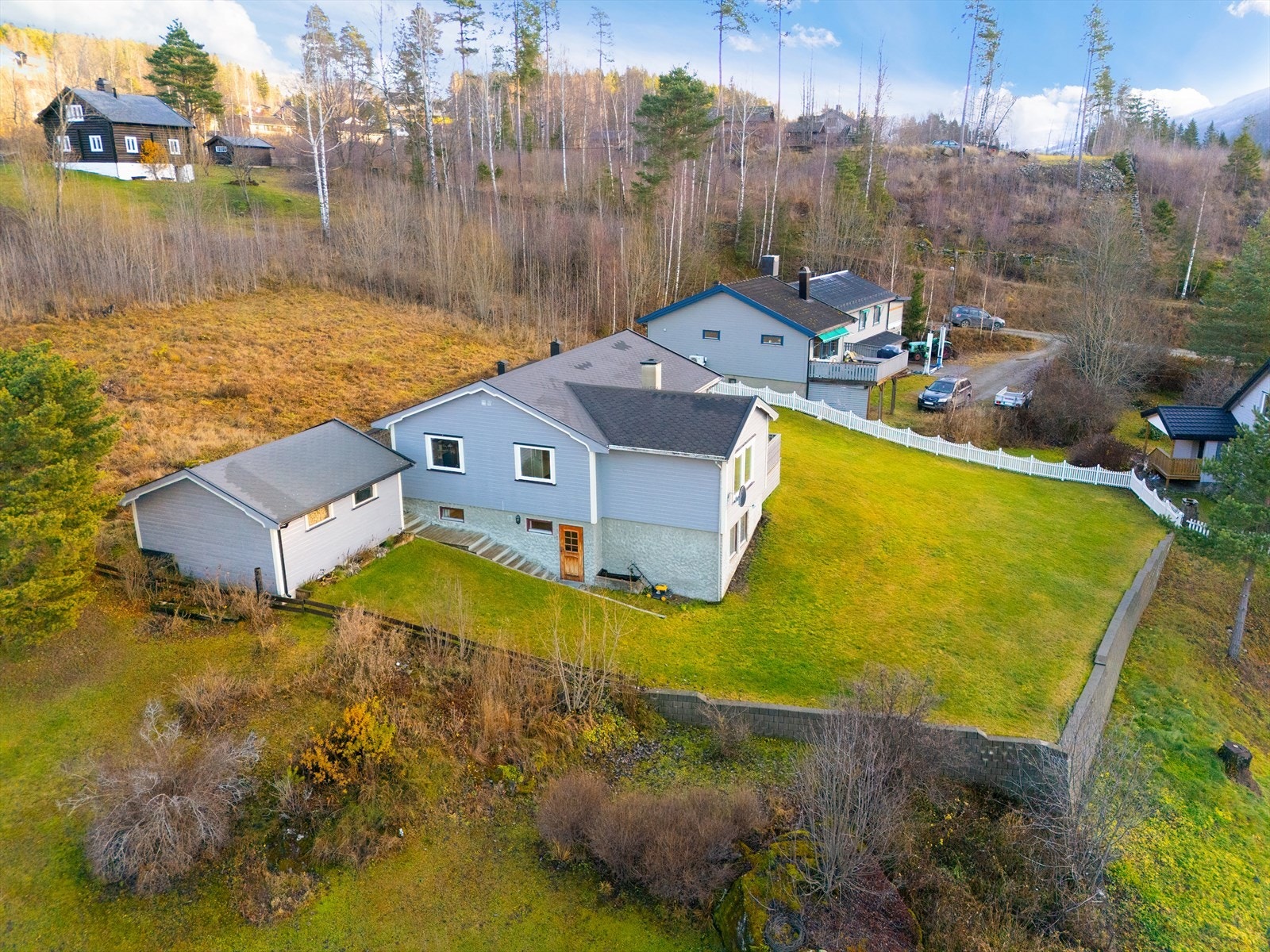 Tomten er opparbeidet med grøntarealer samt noen busker og bed. Galleribilde