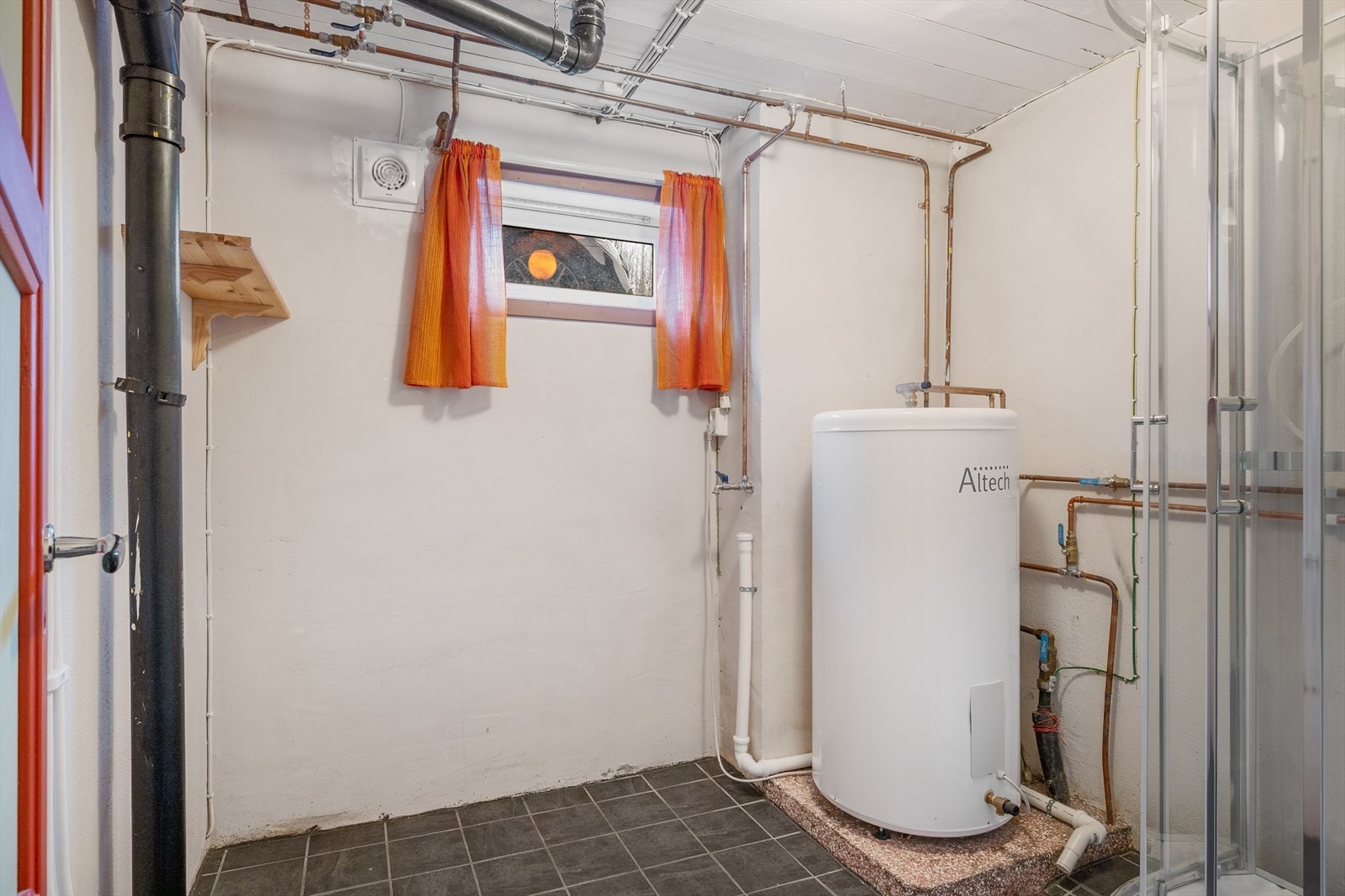 Underetasjen inneholder også rom med dusjkabinett og wc-rom. Galleribilde