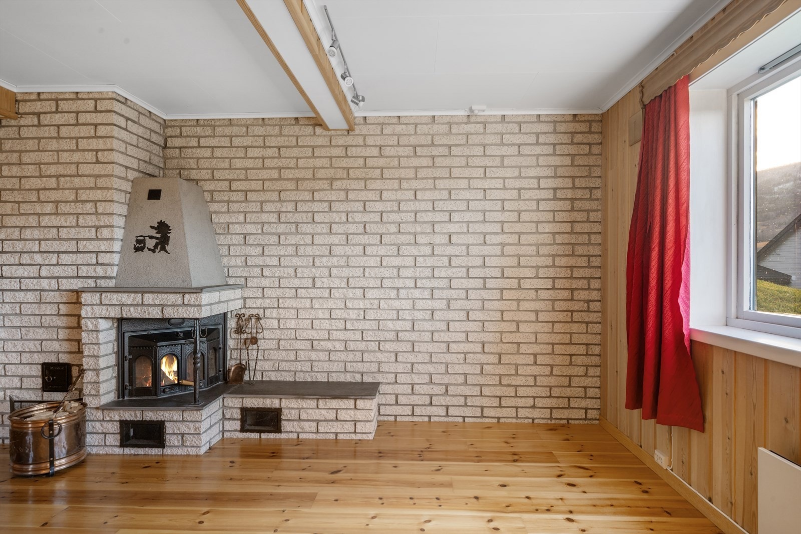 En hyggelig peisovn sørger for god varme på kalde dager. Galleribilde