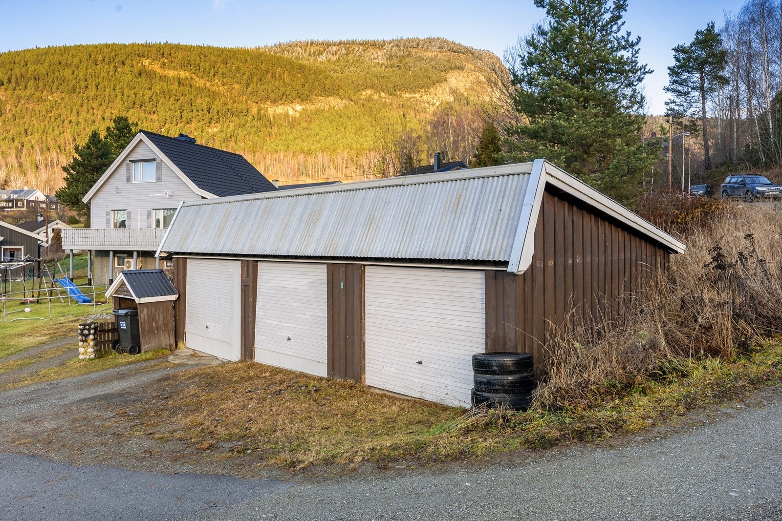 I tillegg består eiendommen av 1 garasjeplass (på eget gnr/bnr) i et garasjebygg med 3 plasser som ligger litt lenger ned i veien. De to garasjeplass lengst til venstre eies av gnr 50, bnr 31 og ligger på sitt eget gnr/bnr. Galleribilde