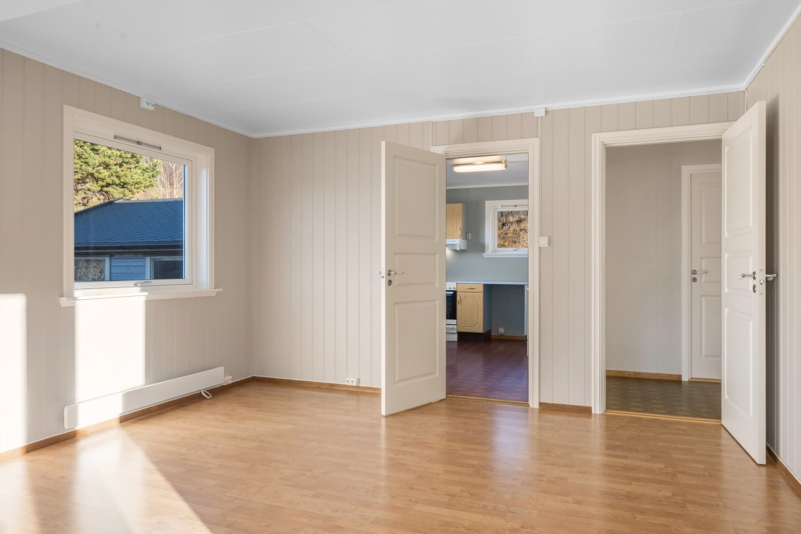 Rett utenfor kjøkkenet er det en naturlig plass til spisestue. Galleribilde