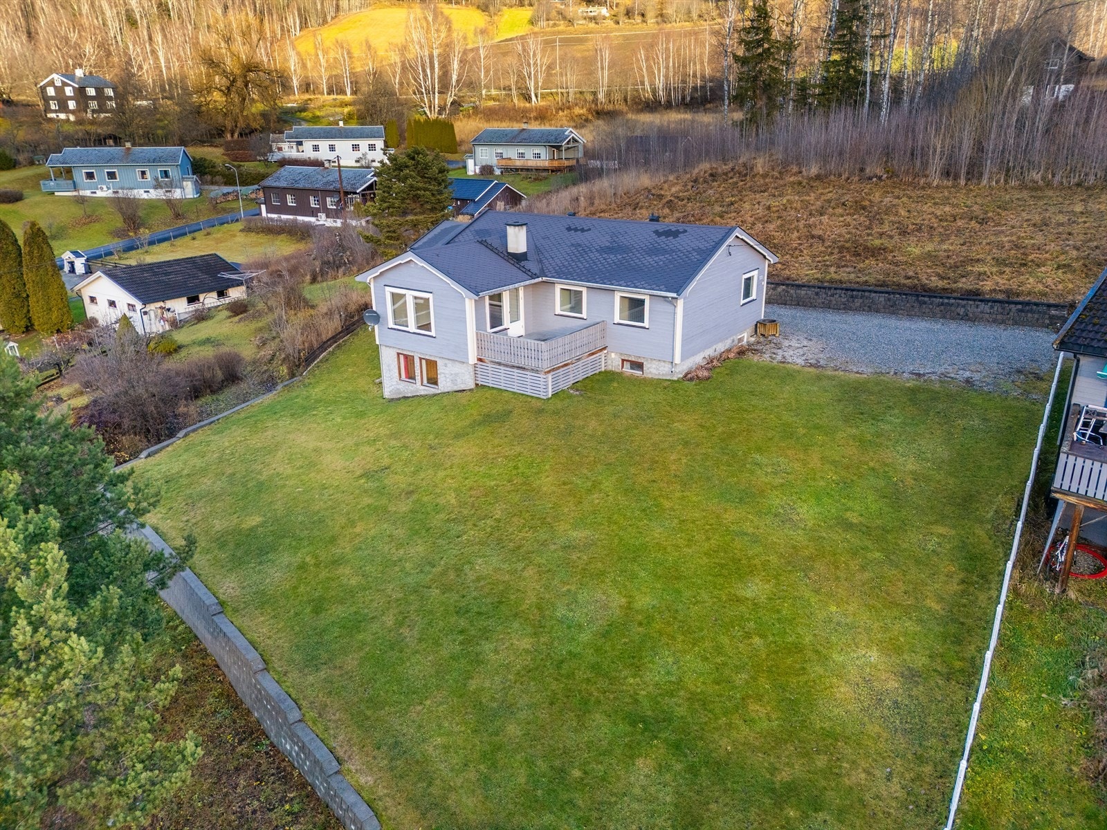 Tomten på ca 881 kvm er dels flat og lett skrånende. Galleribilde