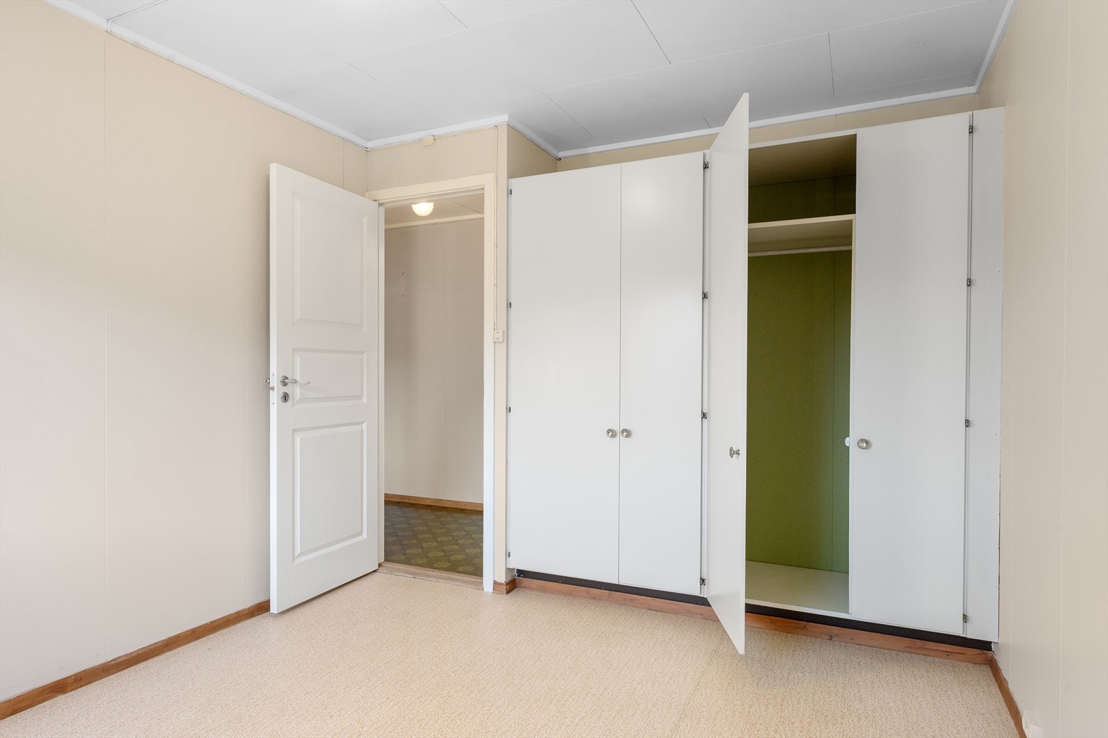 Det er lyse garderobeskap i samtlige rom. Galleribilde