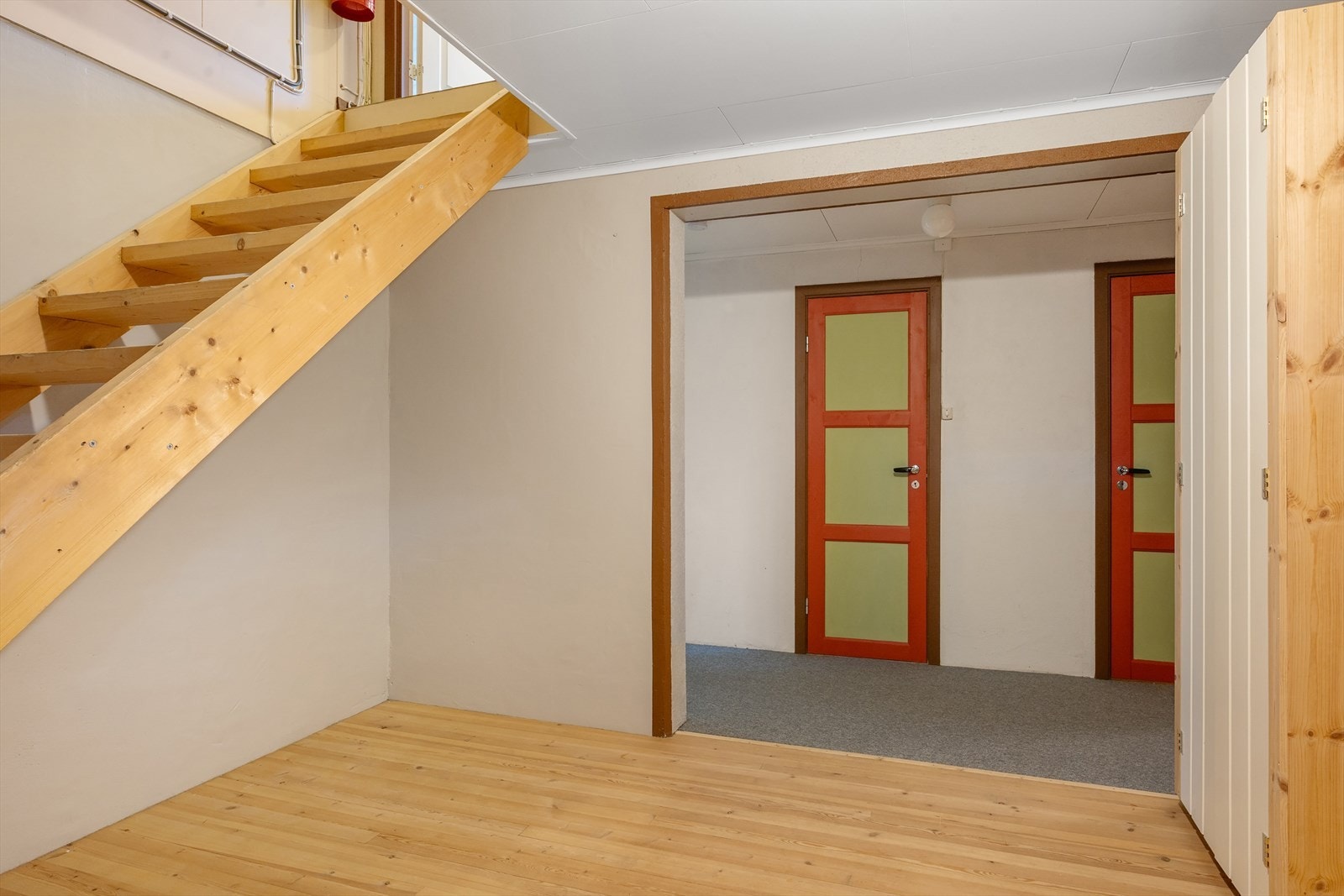 Fra gangen er det trapp opp til hovedetasjen. Galleribilde