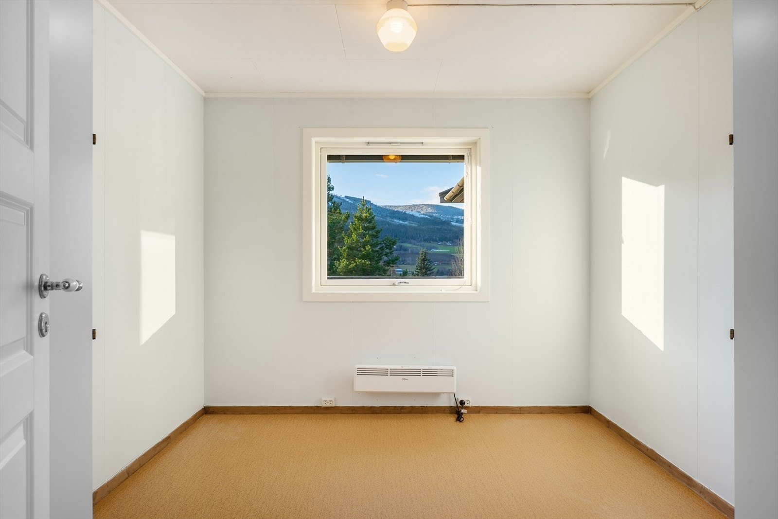 Soverom 2 - rommene har enkel standard med malte flater og gulvbelegg. Galleribilde