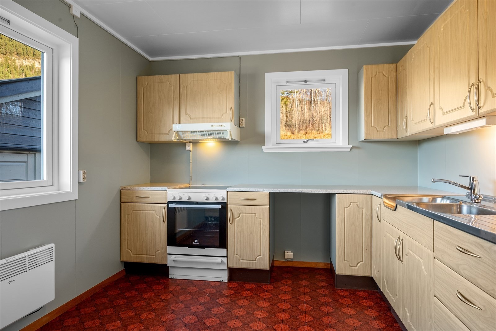 Innredningen har profilerte fronter og benkeplate i laminat. Galleribilde