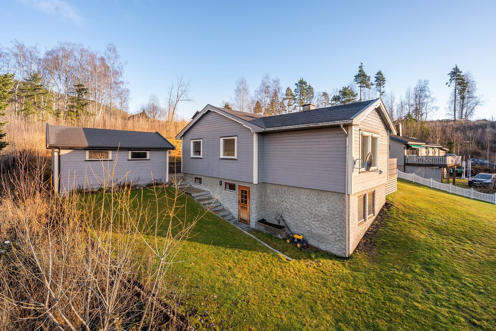 Underetasjen har adkomst både fra ute og inne. Galleribilde