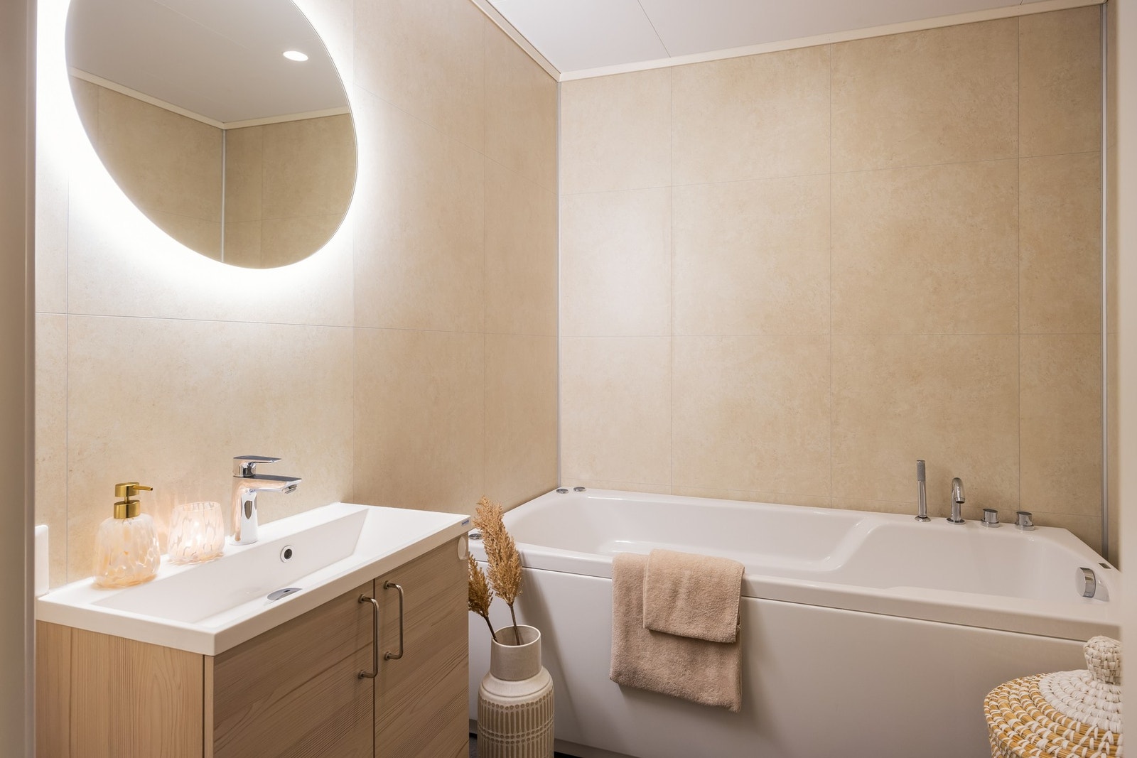 Boligens andre bad er utstyrt med servant, boblebadekar og toalett. Galleribilde