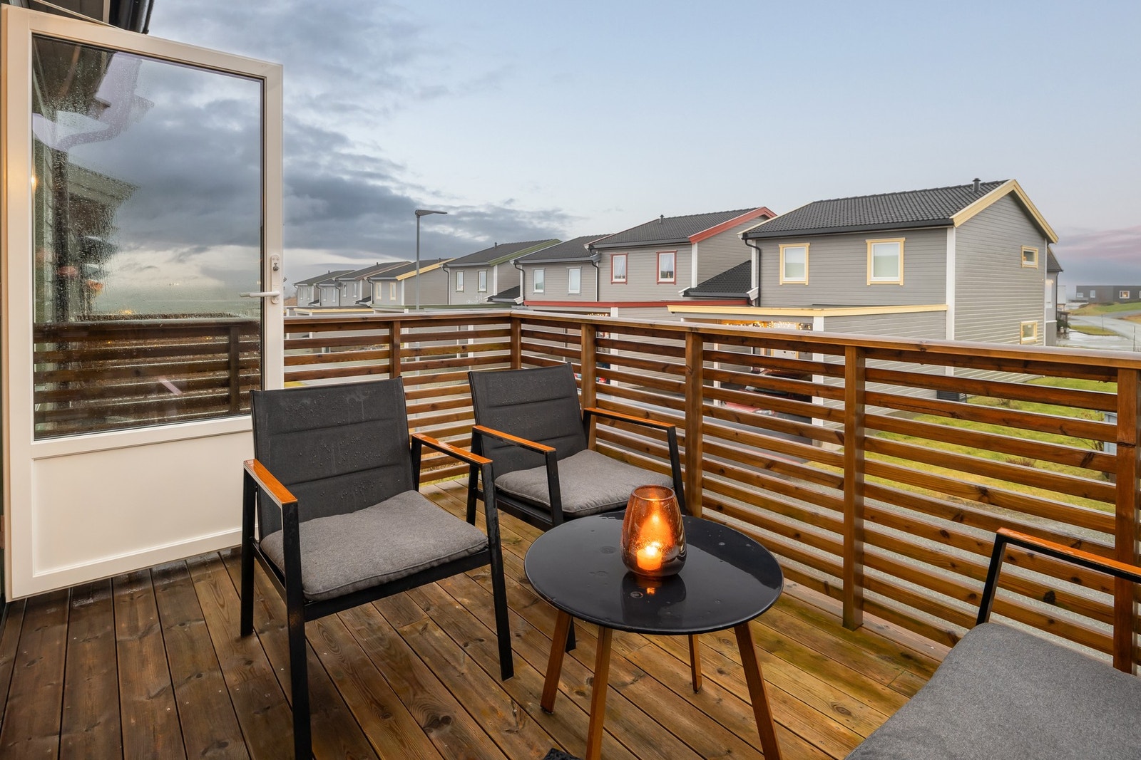 Fra stuen er det utgang til boligens flotte balkong. Galleribilde