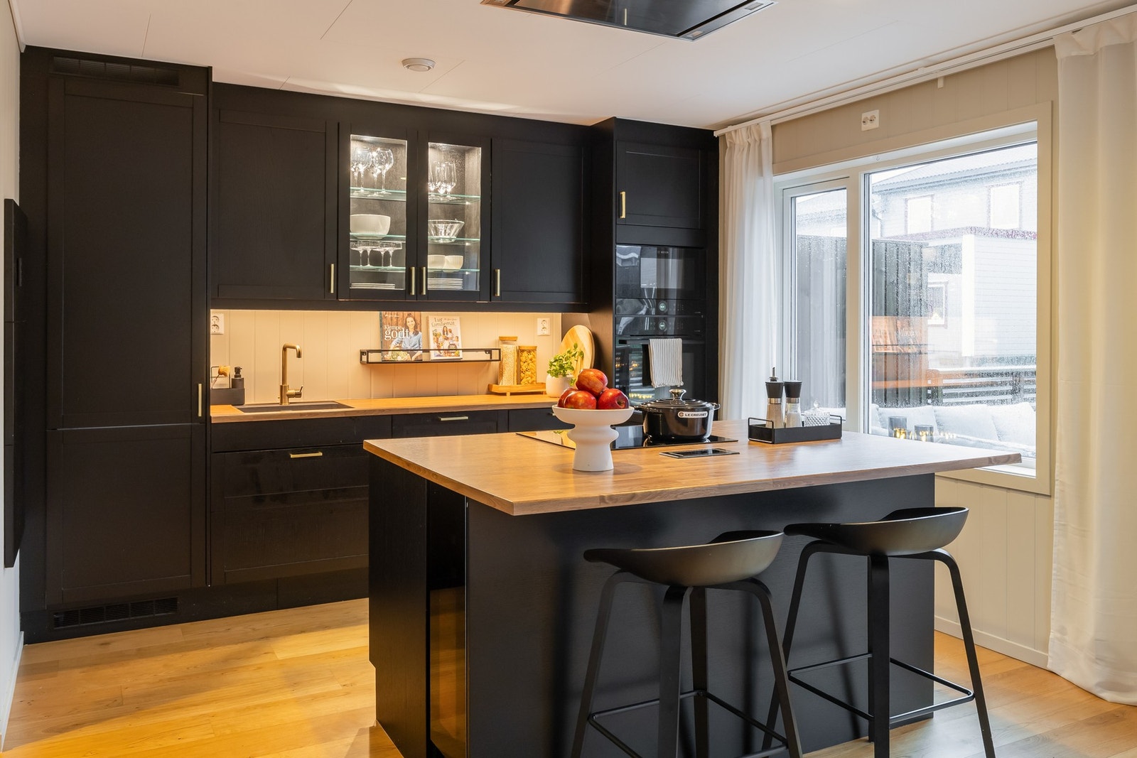 Integrerte hvitevarer på kjøkken følger. Galleribilde