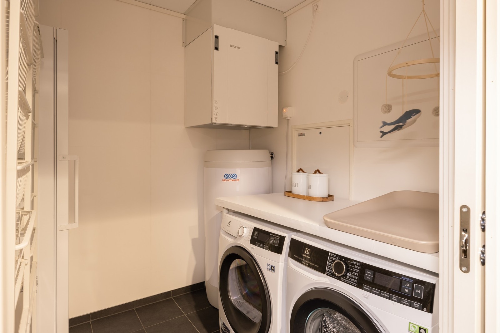 Flislagt vaskerom med gulvvarme. Balansert ventilasjon og varmtvannsbereder. Galleribilde