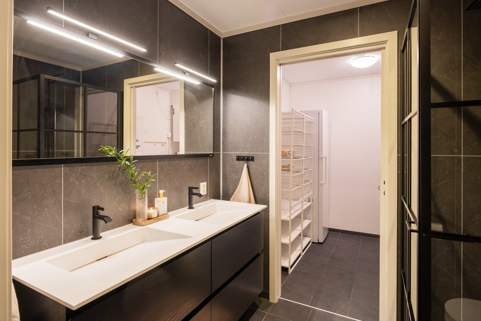 Hovedbadet i første etasje har dobbelvask og store skuffer for oppbevaring. Galleribilde