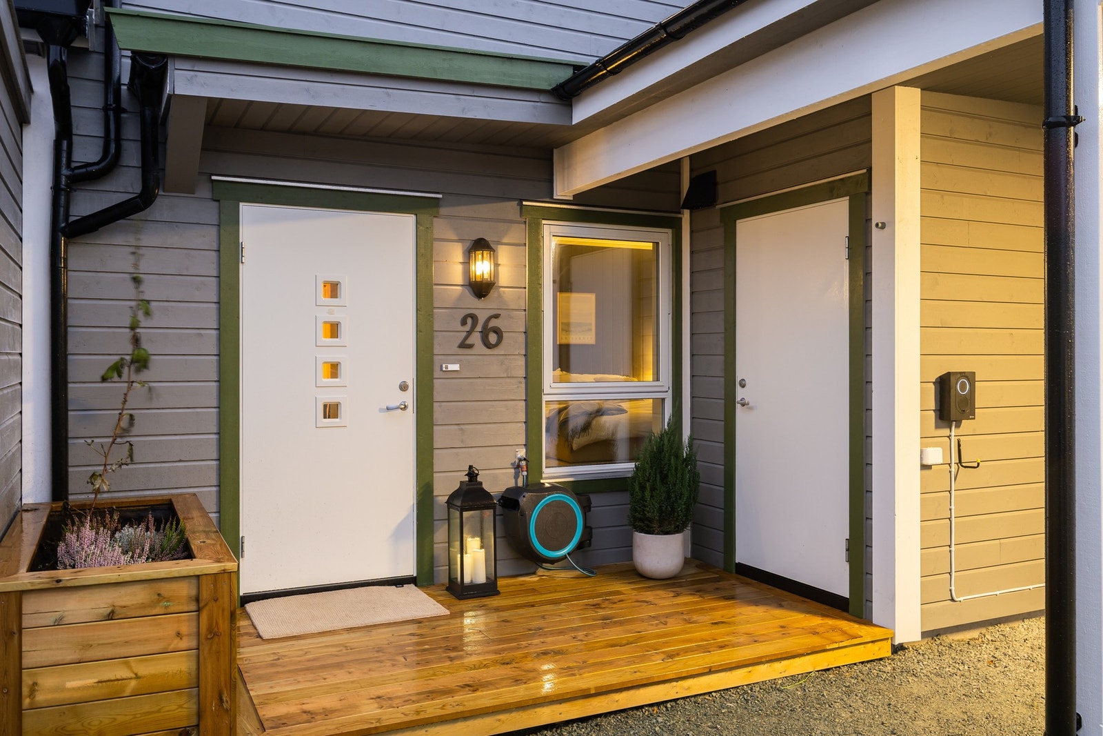 Hyggelig inngangsparti med markterrasse og blomsterkasse. Galleribilde