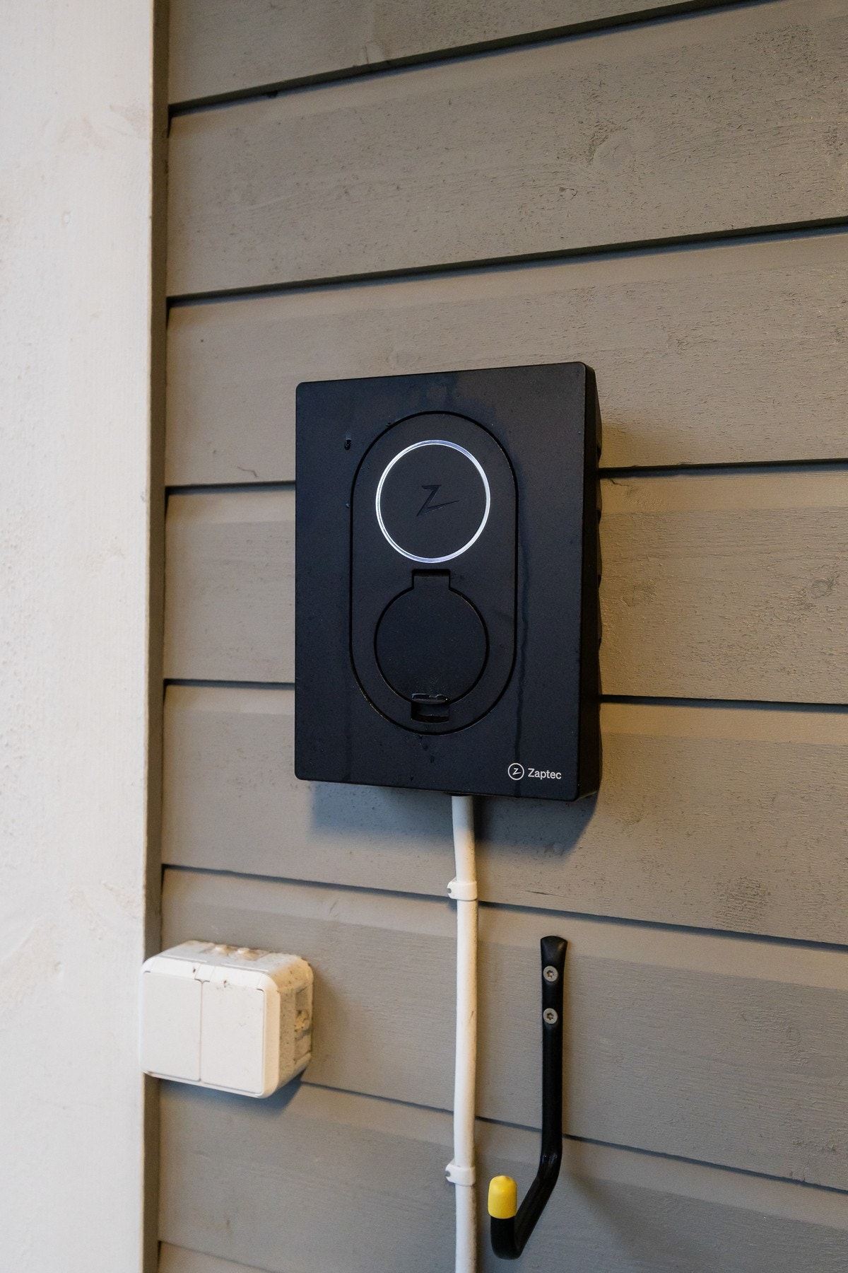 Etablert elbil-lader fra Zaptec. Galleribilde