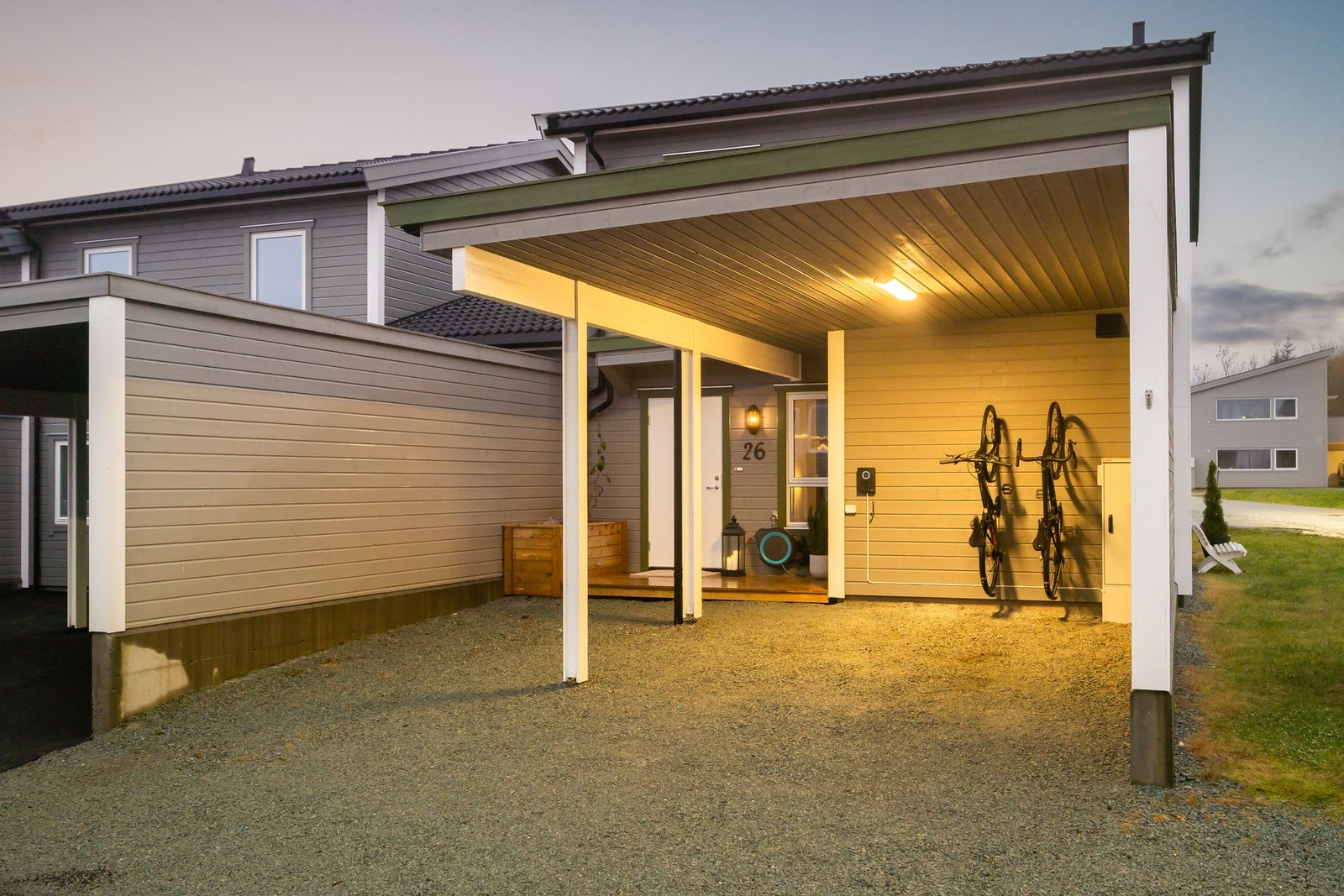 Boligen har en carport med etablert elbil-lader og en oppstillingsplass. Galleribilde