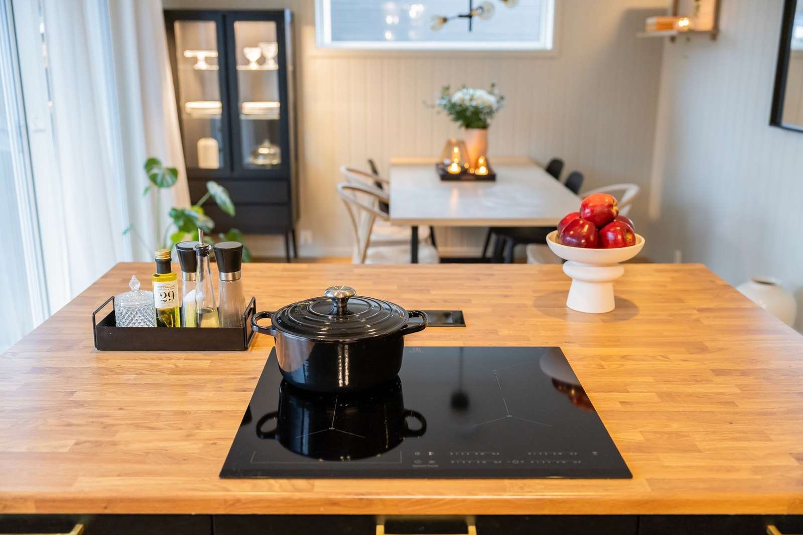 Kjøkkenøyen gir rikelig med benkplass. Galleribilde