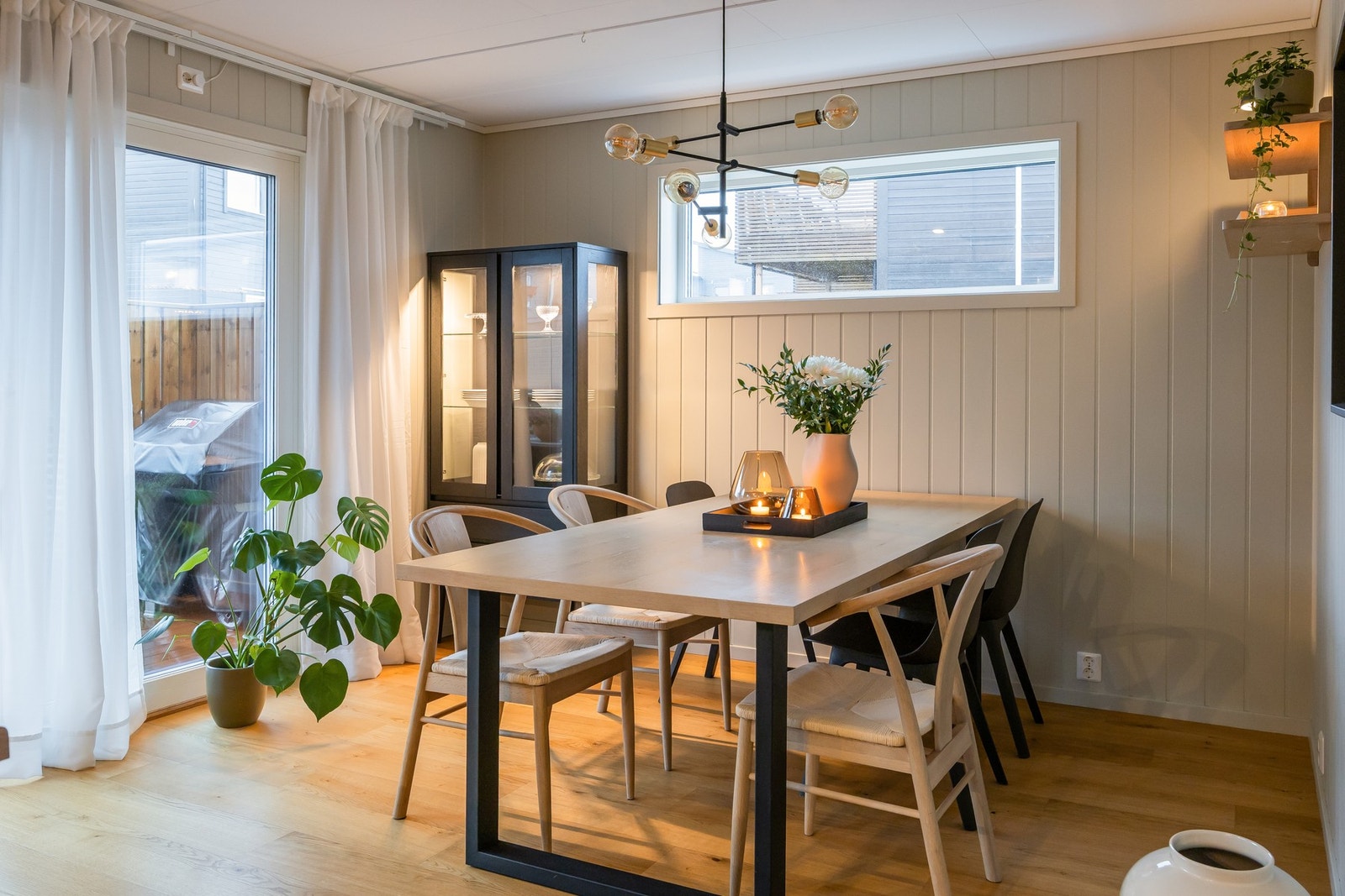 Kjøkken/spisestuen nyter godt av store vindusoverflater for rikelig med lys. Galleribilde