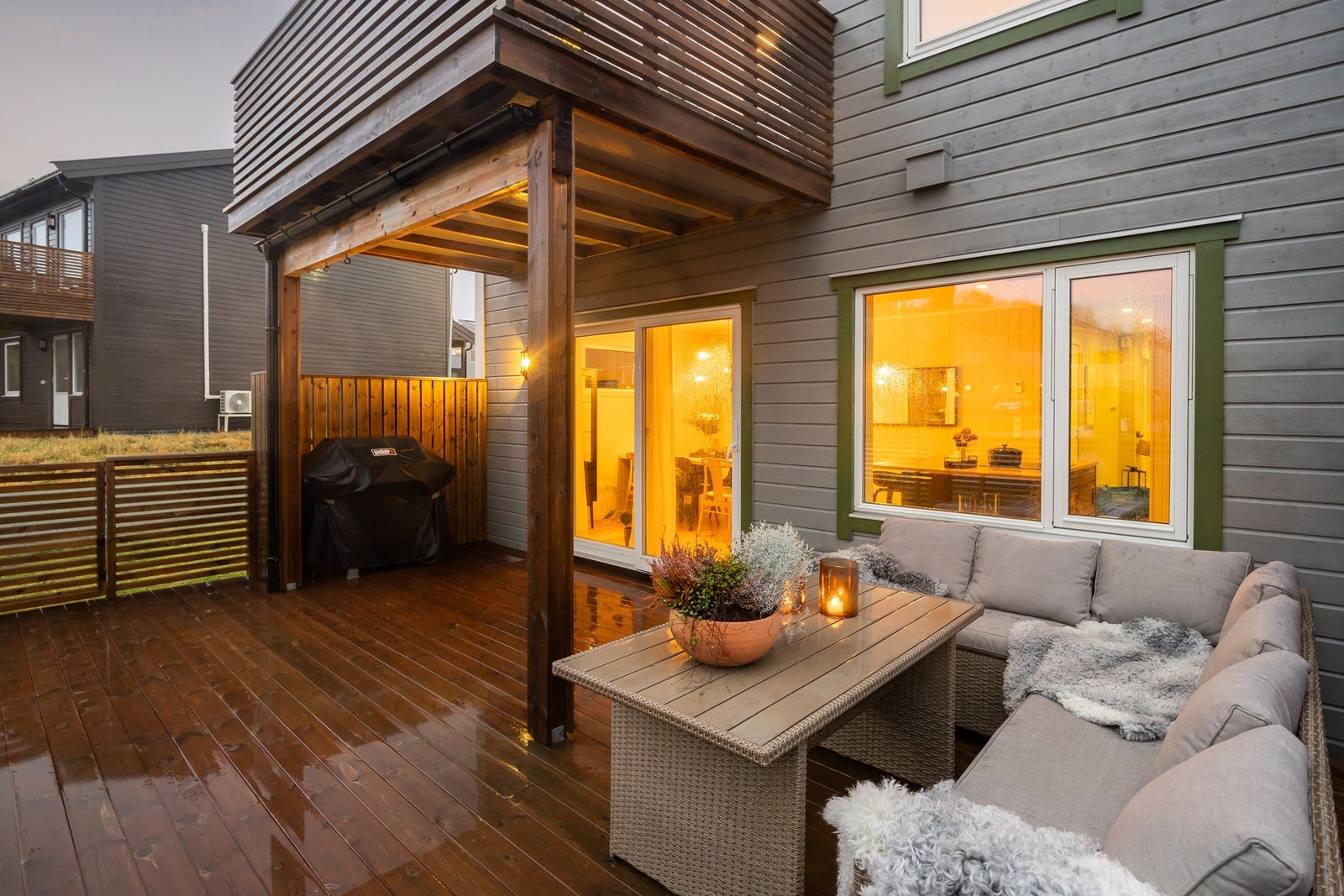 Boligen har en stor markterrasse på ca. 32m² med skyvedør inn til kjøkken/spisestue. Galleribilde