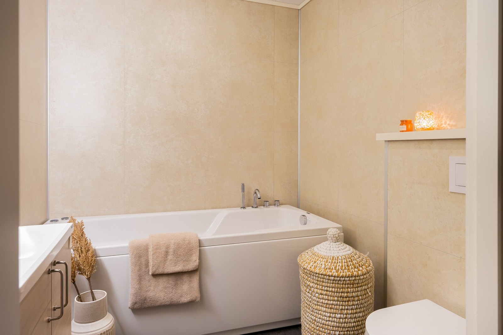 Flislagt gulv med gulvvarme, samt baderomsplater på vegg. Galleribilde