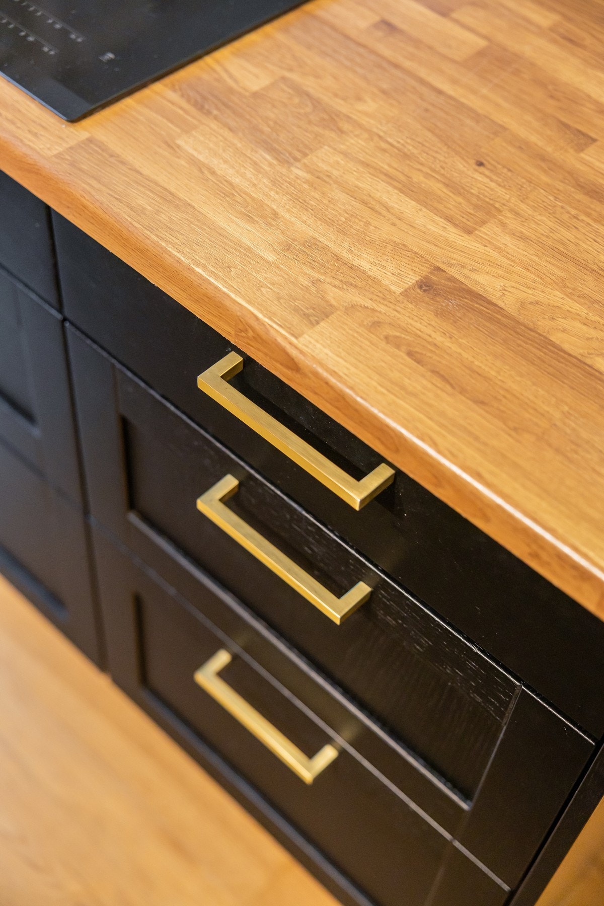 Lekre detaljer i gull på svarte profilerte fronter skaper et eksklusivt inntrykk. Galleribilde